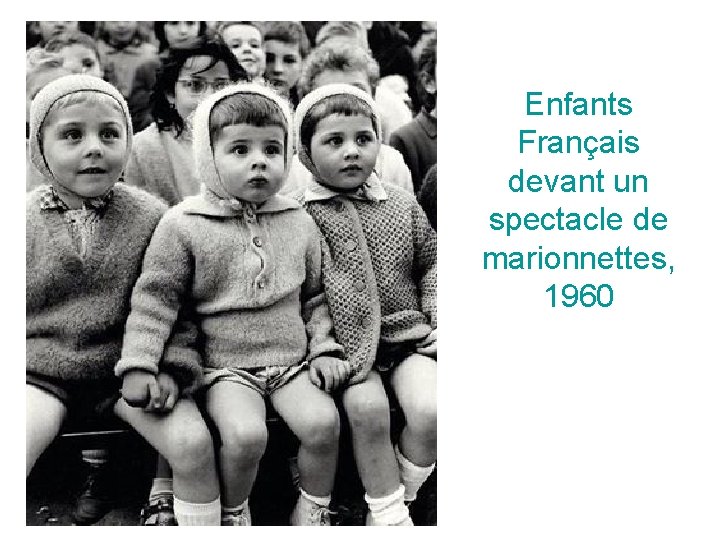 Enfants Français devant un spectacle de marionnettes, 1960 