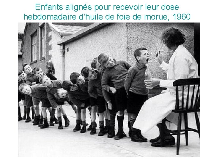Enfants alignés pour recevoir leur dose hebdomadaire d’huile de foie de morue, 1960 