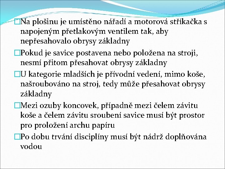 �Na plošinu je umístěno nářadí a motorová stříkačka s napojeným přetlakovým ventilem tak, aby