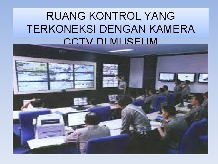 RUANG KONTROL YANG TERKONEKSI DENGAN KAMERA CCTV DI MUSEUM 