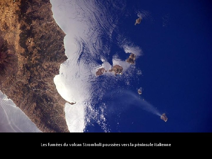 Les fumées du volcan Stromboli poussées vers la péninsule italienne 