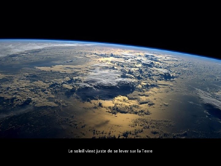 Le soleil vient juste de se lever sur la Terre 