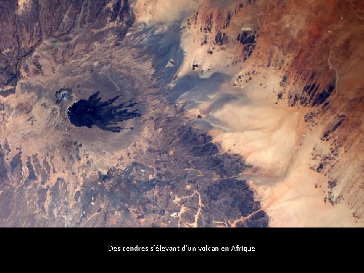 Des cendres s’élevant d’un volcan en Afrique 