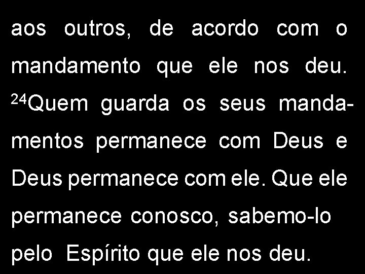 aos outros, de acordo com o mandamento que ele nos deu. 24 Quem guarda