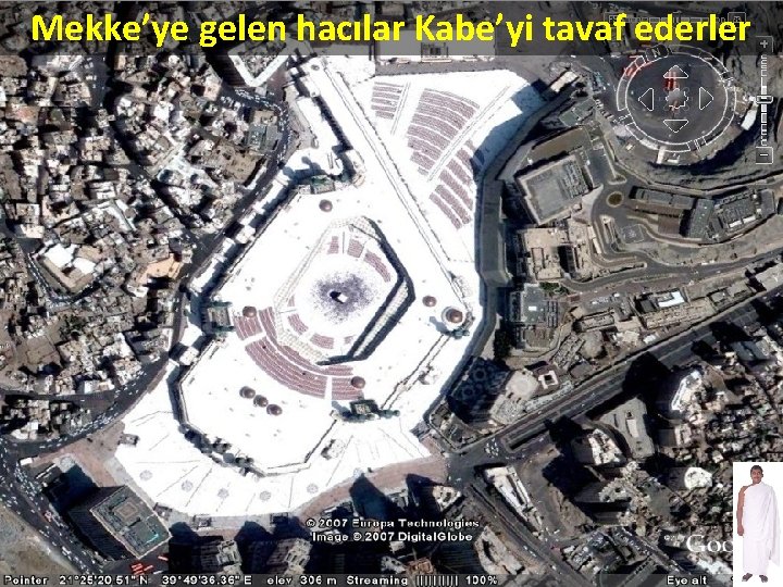 Mekke’ye gelen hacılar Kabe’yi tavaf ederler 