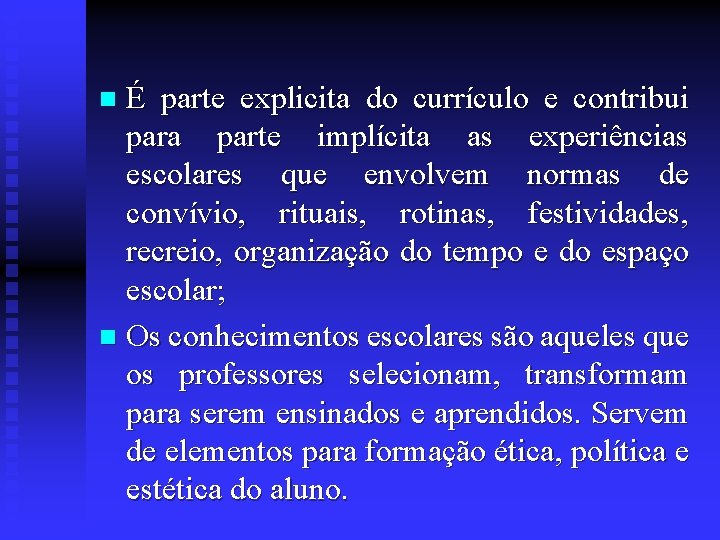 É parte explicita do currículo e contribui para parte implícita as experiências escolares que