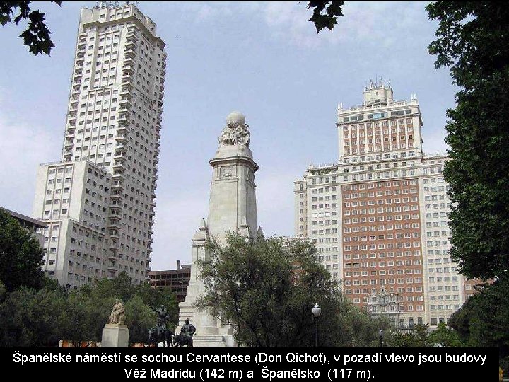 Španělské náměstí se sochou Cervantese (Don Qichot), v pozadí vlevo jsou budovy Věž Madridu Španělské náměstí se sochou Cervantese (Don Qichot), v pozadí vlevo jsou budovy Věž Madridu