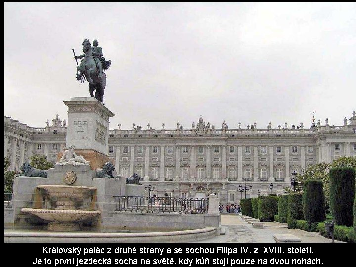 Královský palác z druhé strany a se sochou Filipa IV. z XVIII. století. Je Královský palác z druhé strany a se sochou Filipa IV. z XVIII. století. Je