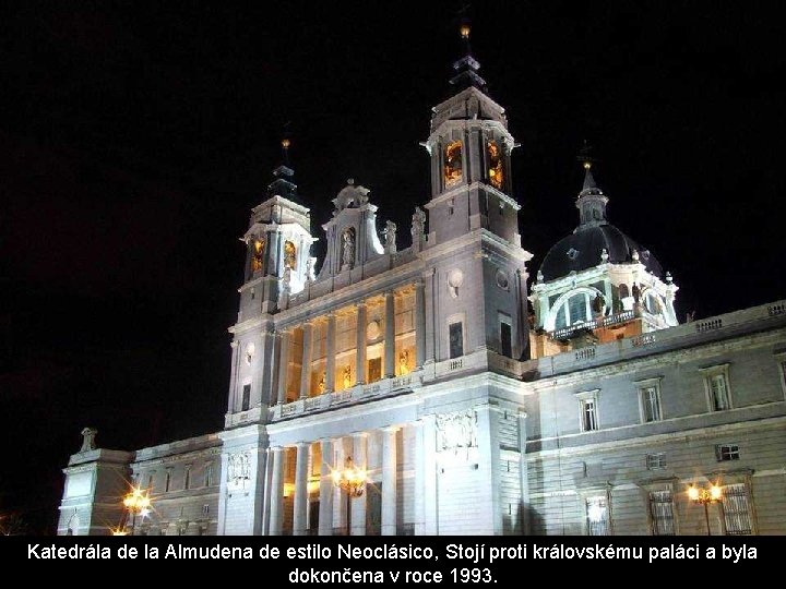 Katedrála de la Almudena de estilo Neoclásico, Stojí proti královskému paláci a byla dokončena Katedrála de la Almudena de estilo Neoclásico, Stojí proti královskému paláci a byla dokončena