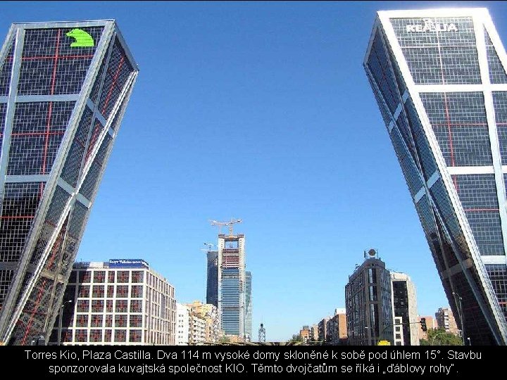 Torres Kio, Plaza Castilla. Dva 114 m vysoké domy skloněné k sobě pod úhlem Torres Kio, Plaza Castilla. Dva 114 m vysoké domy skloněné k sobě pod úhlem