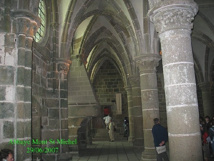 la salle des Chevaliers est soutenue par les imposants piliers du cellier. Son style