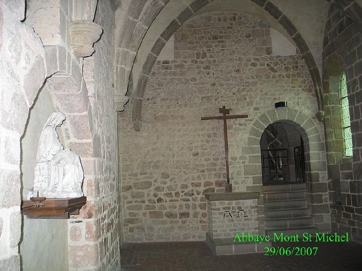 La chapelle Saint-Etienne est implantée pendant le XIIe siècle au sud de Notre-Dame-sous-Terre. Celle-ci