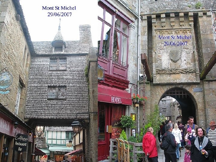 L’entrée dans le mont se fait par la plus ancienne des portes : La