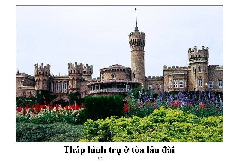 Tháp hình trụ ở tòa lâu đài 10 