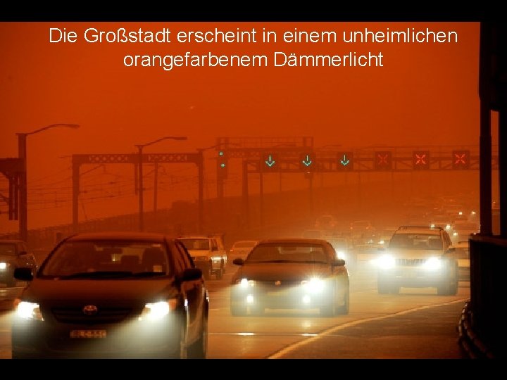 Die Großstadt erscheint in einem unheimlichen orangefarbenem Dämmerlicht 