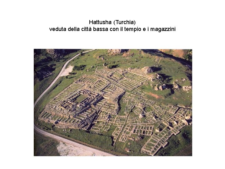 Hattusha (Turchia) veduta della città bassa con il tempio e i magazzini 
