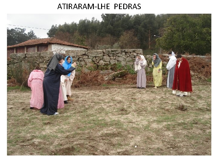 ATIRARAM-LHE PEDRAS 