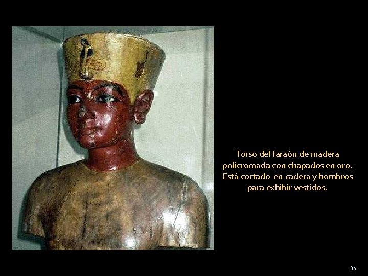 Torso del faraón de madera policromada con chapados en oro. Está cortado en cadera