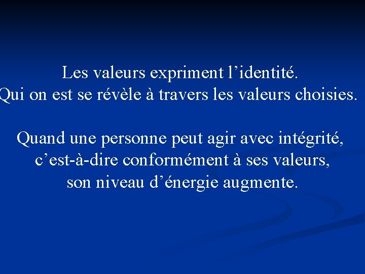 Les valeurs expriment l’identité. Qui on est se révèle à travers les valeurs choisies.