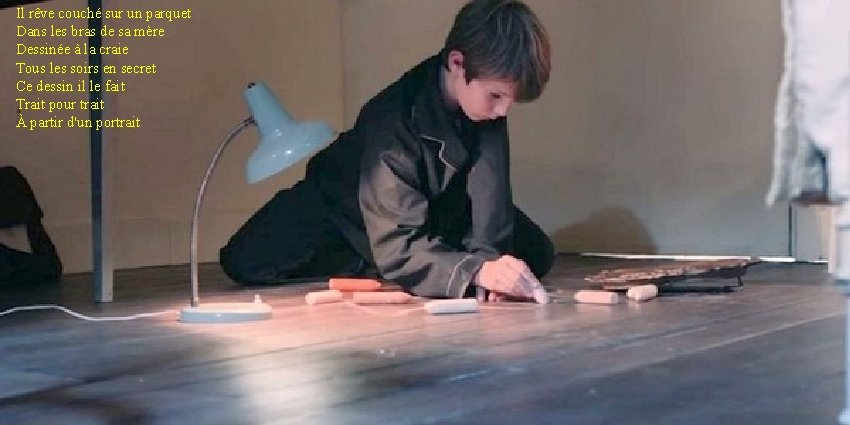 Il mélange rêve couché au fond sur un deparquet sa tasse ; du miel