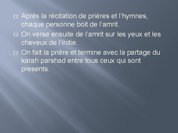 � � � Après la récitation de prières et l’hymnes, chaque personne boit de