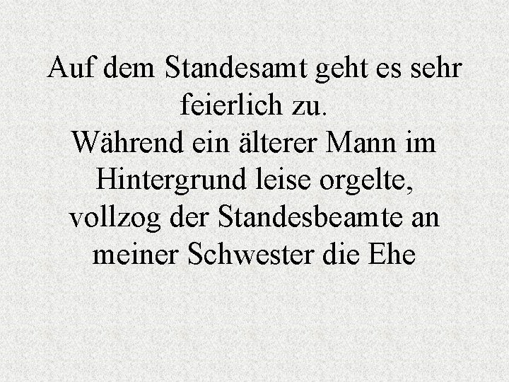 Auf dem Standesamt geht es sehr feierlich zu. Während ein älterer Mann im Hintergrund