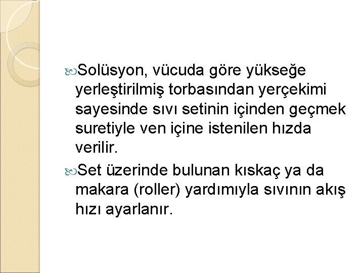 Solüsyon, vücuda göre yükseğe yerleştirilmiş torbasından yerçekimi sayesinde sıvı setinin içinden geçmek suretiyle Solüsyon, vücuda göre yükseğe yerleştirilmiş torbasından yerçekimi sayesinde sıvı setinin içinden geçmek suretiyle