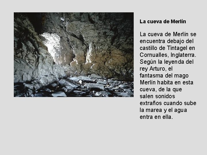 La cueva de Merlín se encuentra debajo del castillo de Tintagel en Cornualles, Inglaterra.