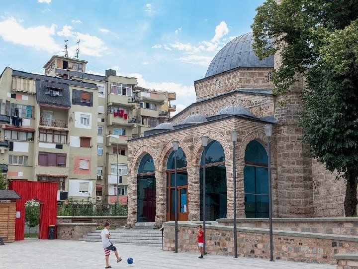 Ville de Korça, tour de l'horloge (nouveau bâtiment en 2016) et mosquée Mirahor de