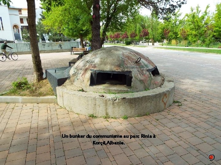 Un bunker du communisme au parc Rinia à Korçë, Albanie. 