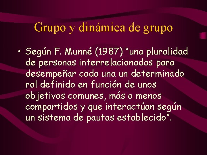 Grupo y dinámica de grupo • Según F. Munné (1987) “una pluralidad de personas