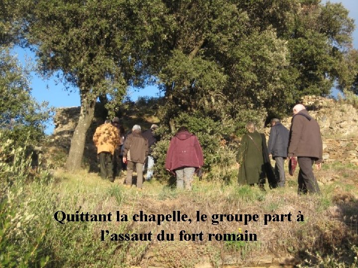 Quittant la chapelle, le groupe part à l’assaut du fort romain 