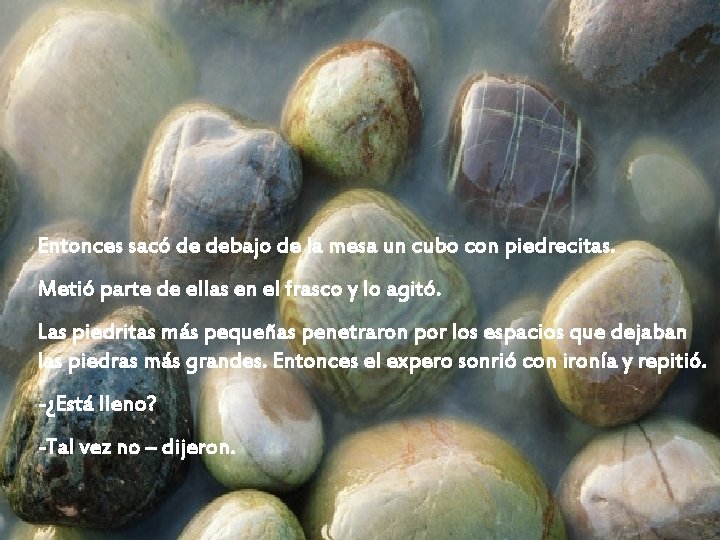 Entonces sacó de debajo de la mesa un cubo con piedrecitas. Metió parte de