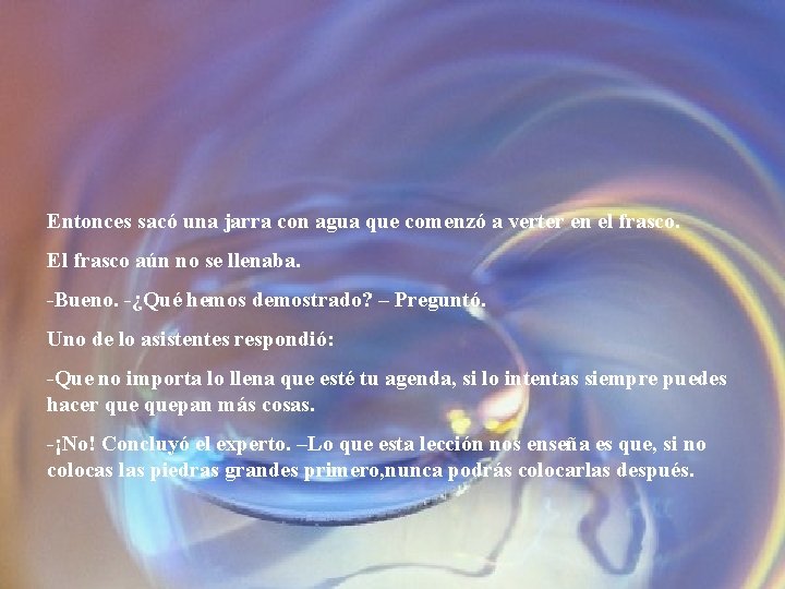 Entonces sacó una jarra con agua que comenzó a verter en el frasco. El