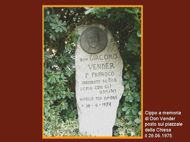 (18) Cippo a memoria di Don Vender posto sul piazzale della Chiesa il 28.