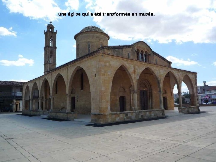 une église qui a été transformée en musée. 