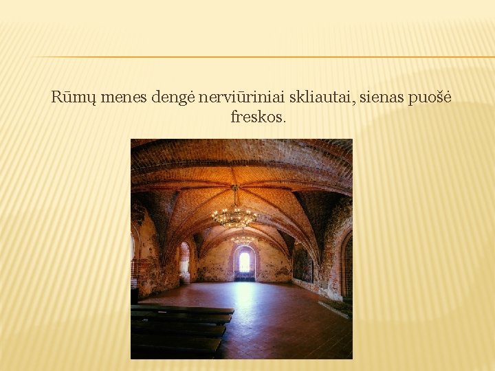 Rūmų menes dengė nerviūriniai skliautai, sienas puošė freskos. 