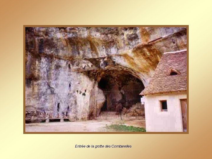 Entrée de la grotte des Combarelles 