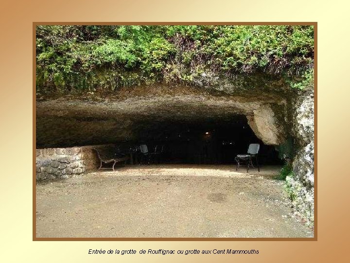 Entrée de la grotte de Rouffignac ou grotte aux Cent Mammouths 