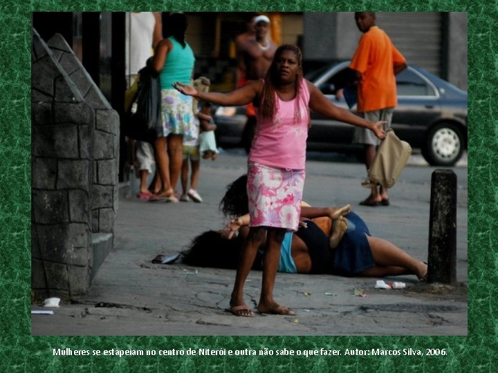 Mulheres se estapeiam no centro de Niterói e outra não sabe o que fazer.