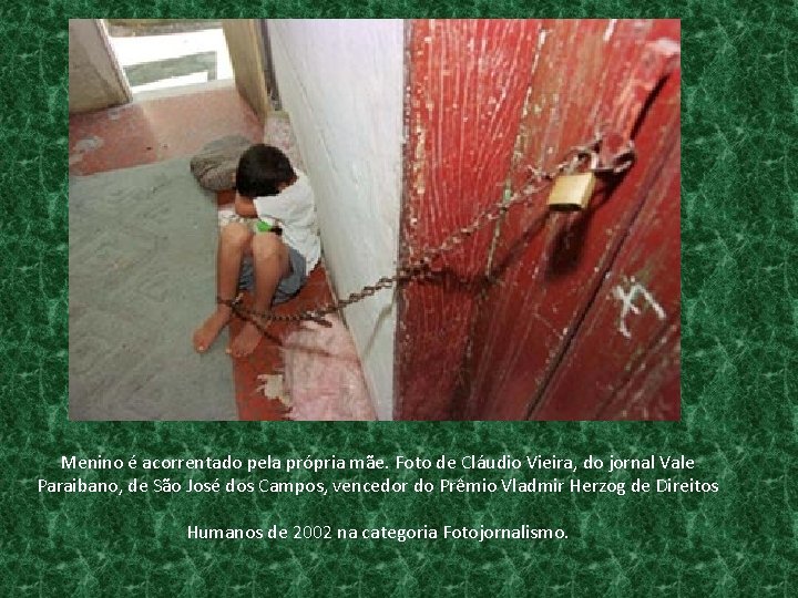 Menino é acorrentado pela própria mãe. Foto de Cláudio Vieira, do jornal Vale Paraibano,