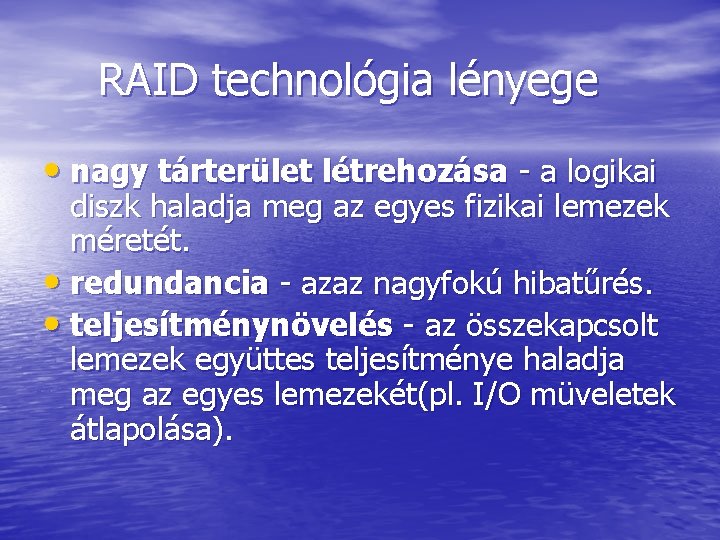 RAID technológia lényege • nagy tárterület létrehozása - a logikai diszk haladja meg az