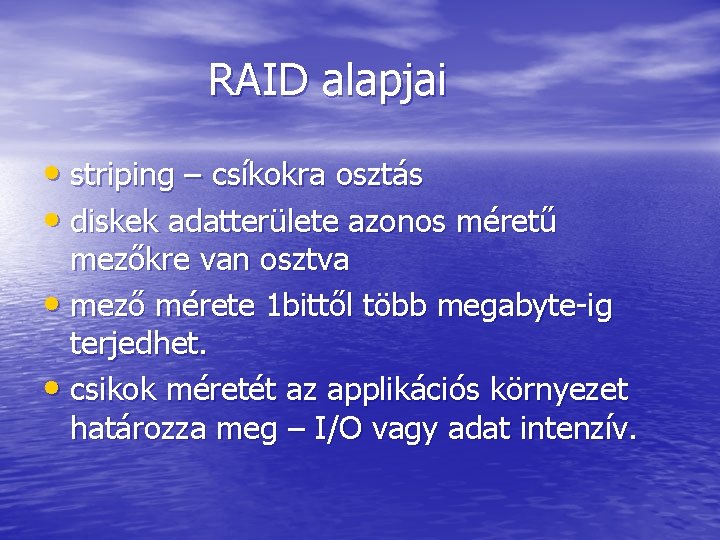 RAID alapjai • striping – csíkokra osztás • diskek adatterülete azonos méretű mezőkre van