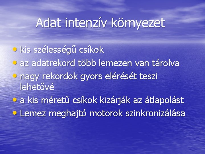 Adat intenzív környezet • kis szélességű csíkok • az adatrekord több lemezen van tárolva