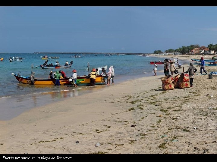 Puerto pesquero en la playa de Jimbaran 