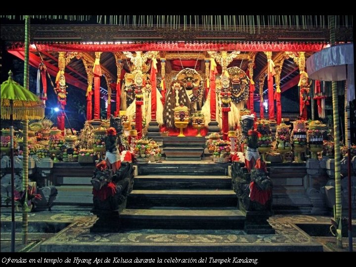 Ofrendas en el templo de Hyang Api de Kelusa durante la celebración del Tumpek