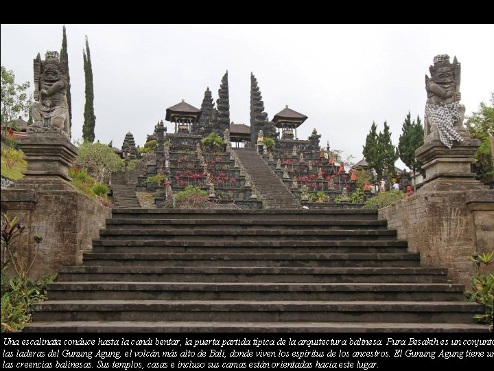 Una escalinata conduce hasta la candi bentar, la puerta partida típica de la arquitectura