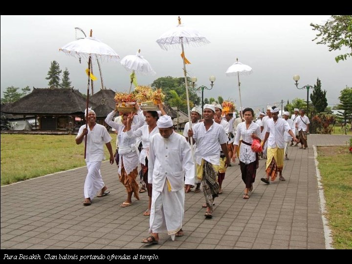 Pura Besakih. Clan balinés portando ofrendas al templo. 