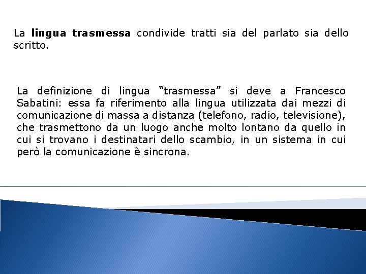 La lingua trasmessa condivide tratti sia del parlato sia dello scritto. La definizione di