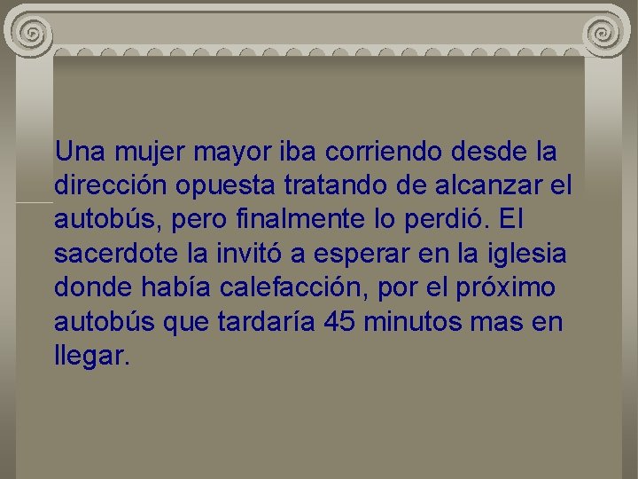 Una mujer mayor iba corriendo desde la dirección opuesta tratando de alcanzar el autobús,